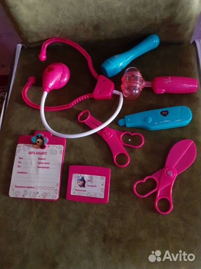 Замок, набор медика, будильник, посудка