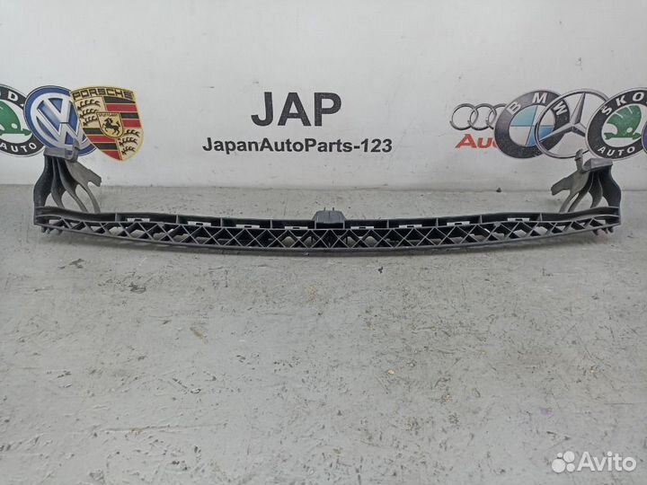 Направляющая бампера передняя Volkswagen Golf cxsa