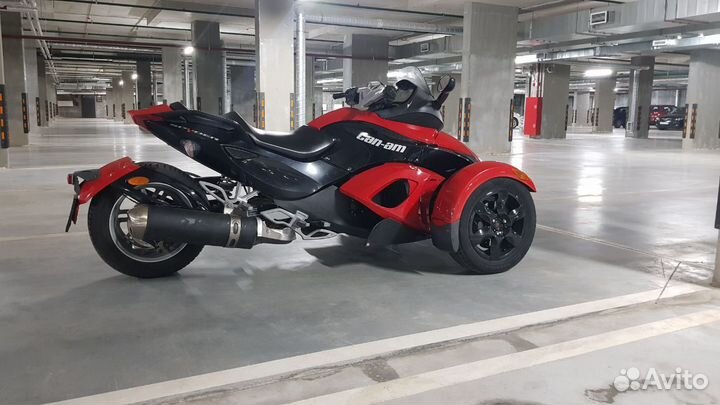 Трицикл BRP CAN-AM roadster spyder
