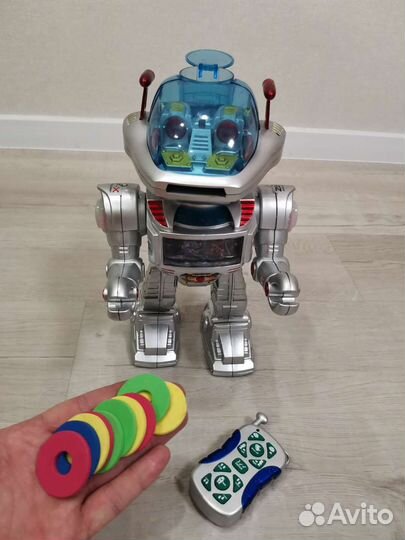 Робот на пульте управления