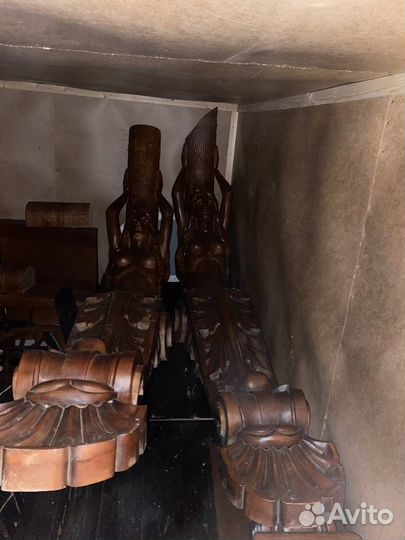 Резные фигуры русалок