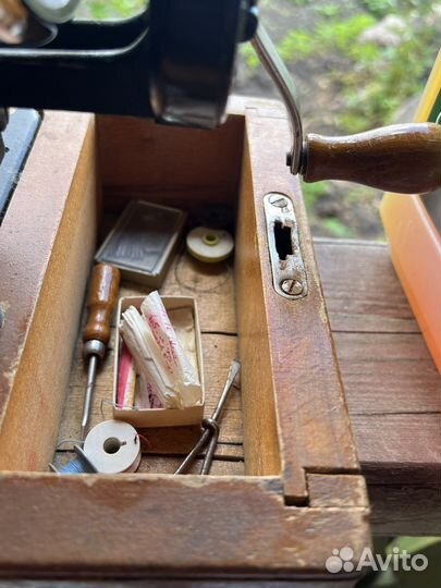 Швейная ручная машина СССР