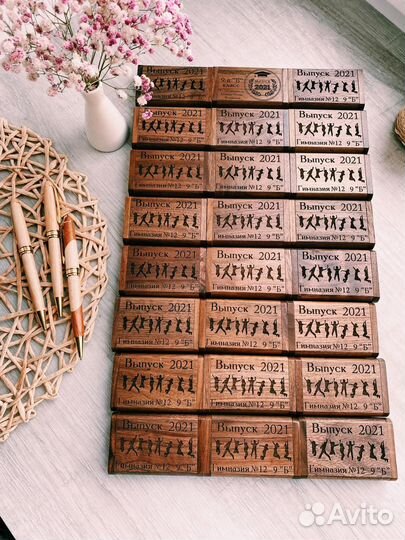 Подарок на выпускной флешка с гравировкой