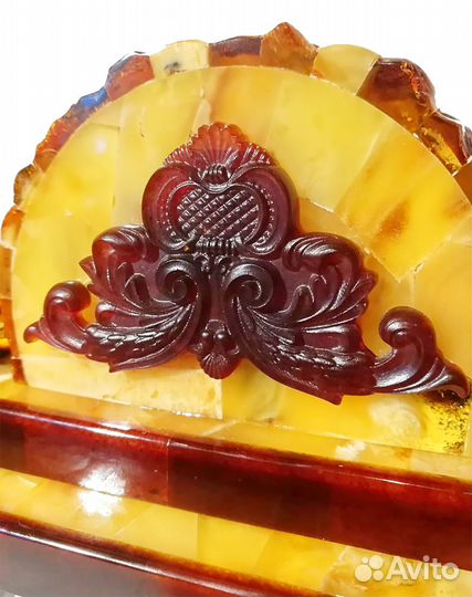 Часы настольные из янтаря 