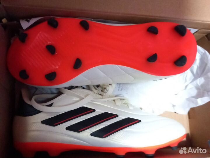 Футбольные бутсы adidas