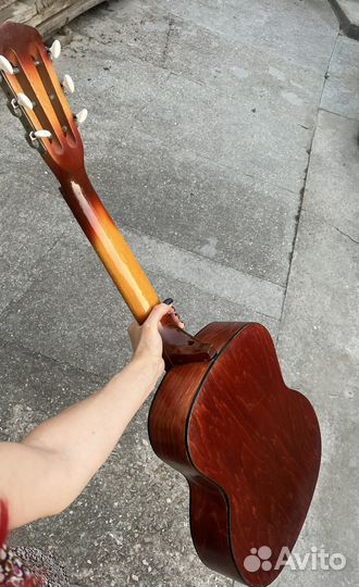 Акустическая гитара без одной струны