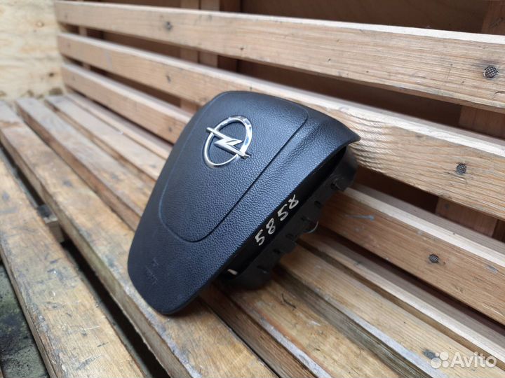 Подушка безопасности водителя Opel Astra J GTC