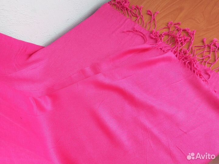 Ярко-розовый шарф палантин