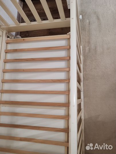 Детская кровать и пеленальный комод