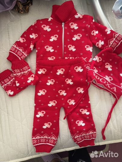 Кровать и детские вещи