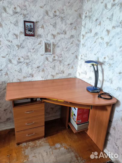 Угловой письменный стол