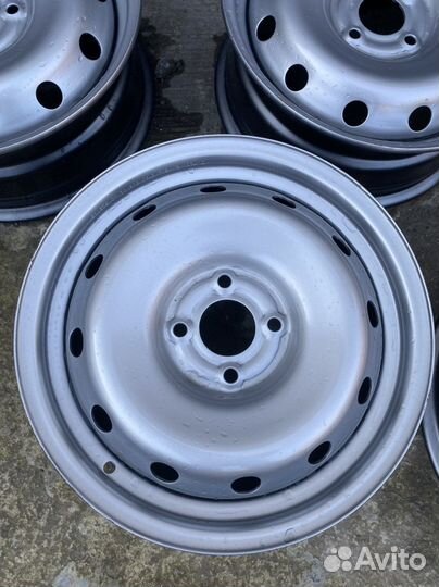 Штампованный диск r15 LADA Largus