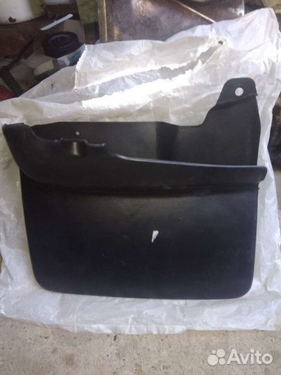 Брызговик toyota land cruiser prado передний левый