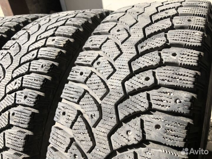 Bridgestone Blizzak Spike-01 215/65 R16