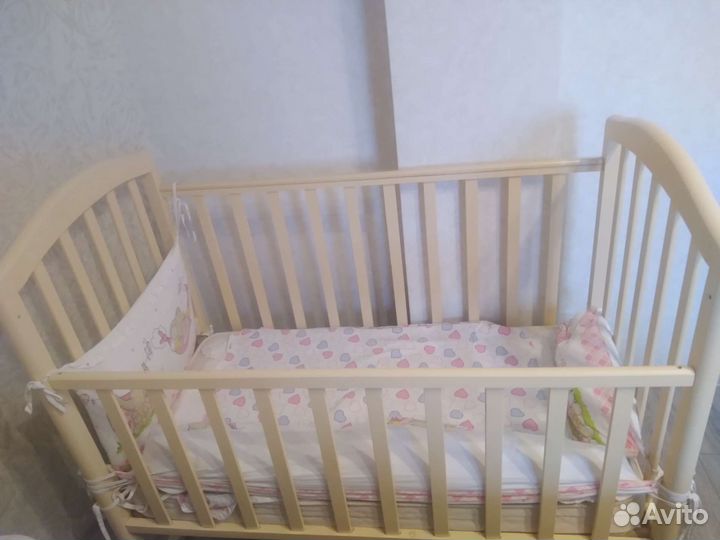 Детская кроватка с поперечным маятником