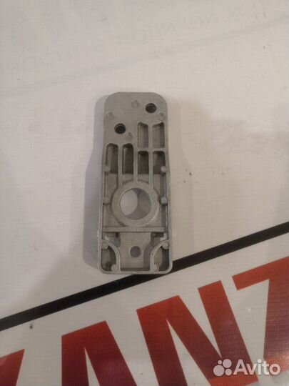 Кронштейн радиатора нижний Opel Zafira C