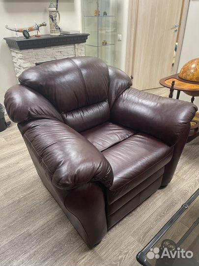 Офисный комплет мягкой мебели(диван+кресло, кожа)
