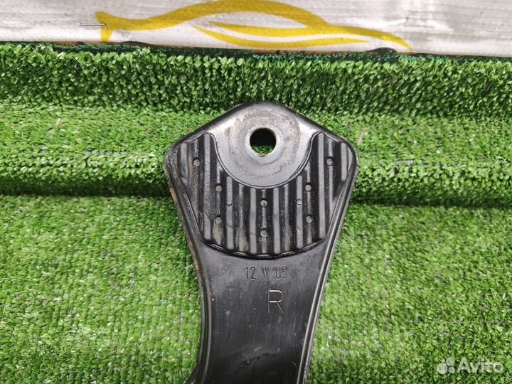 Кронштейн балки правый Mercedes-Benz C-class