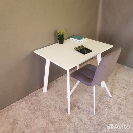 Компьютерный стол Ник 90*70 см. Белые ножки