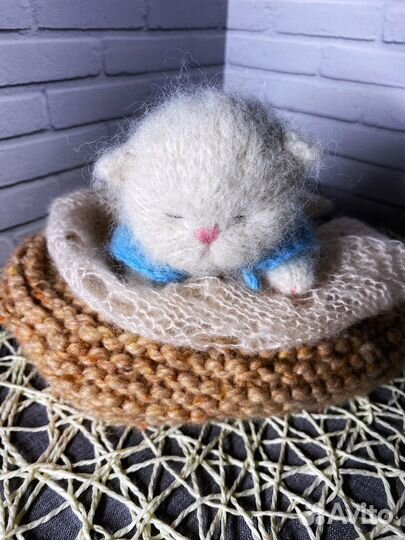 Вязаный спящий котенок