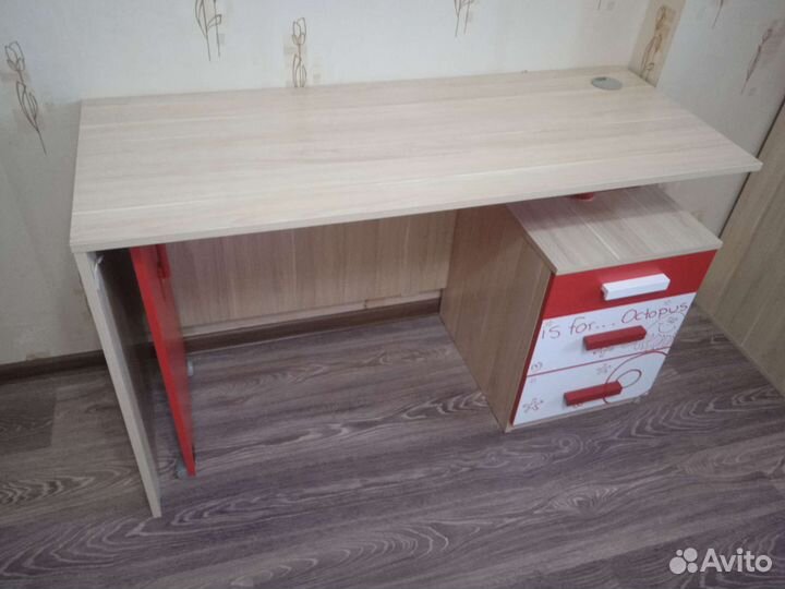 Комплект детской мебели (стол, шкаф, кроватка)