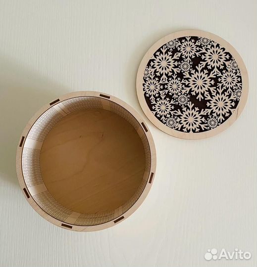 Деревянная шкатулка