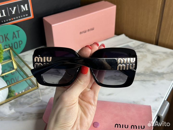 Солнцезащитные очки Miu Miu женские