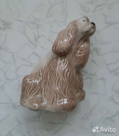 Фарфоровая статуэтка собаки 