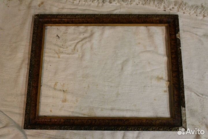 Деревянная рамка с лепниной