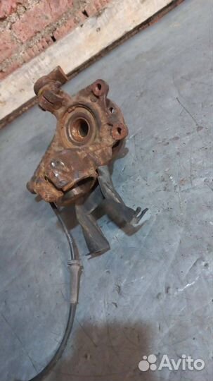 Кулак передний правый Peugeot 206 2001