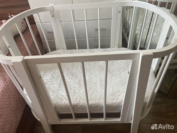 Детская кроватка с маятником белая