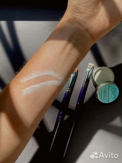 Модель на брови