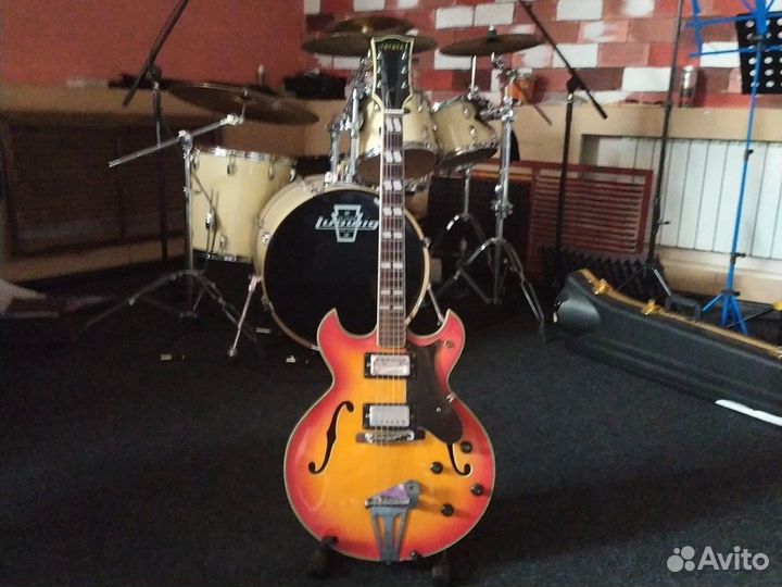 Полуакустическая гитара