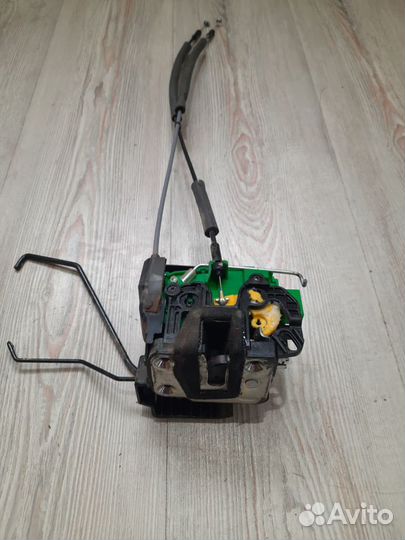 Замок перед двери Hyundai solaris Лев