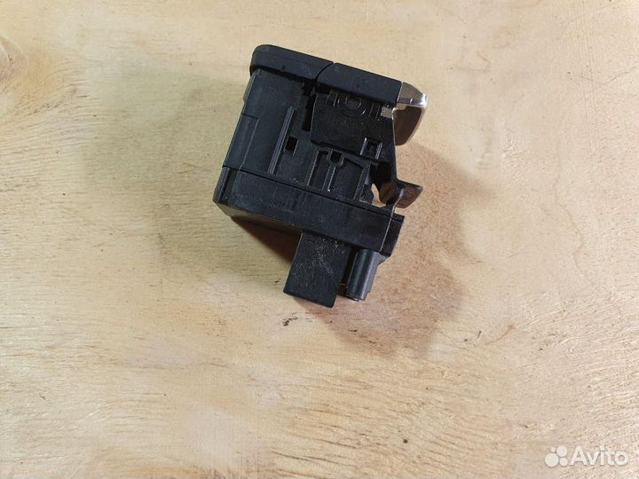 Кнопка ручного тормоза (ручника) Audi A8 D4/4H