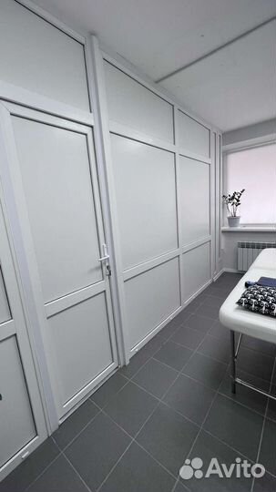 Пластиковая перегородка с дверью