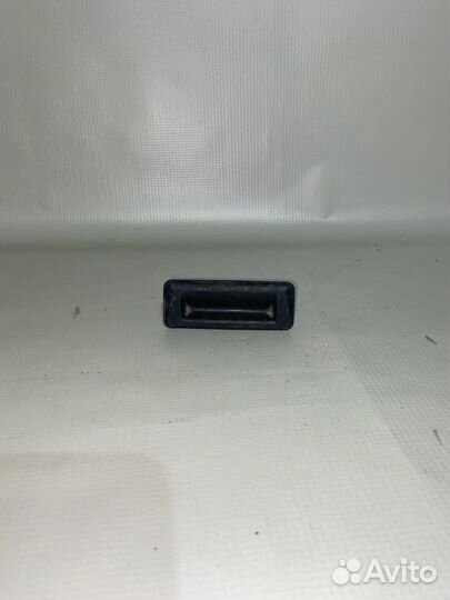 Volkswagen Polo 09- Кнопка багажника 430