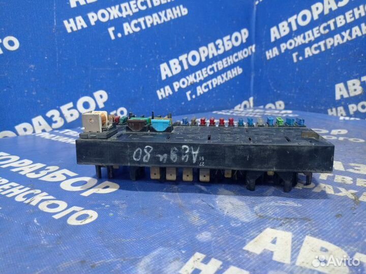 Блок предохранителей Audi 80 седан 1990