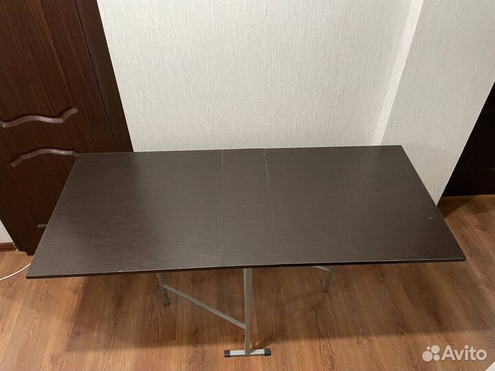 Стол и стулья