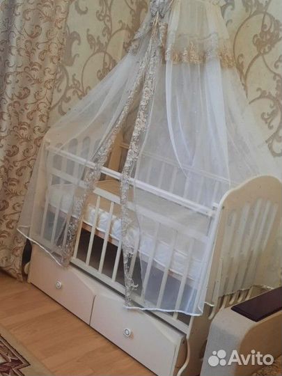 Качели и кроватка и комбинзон