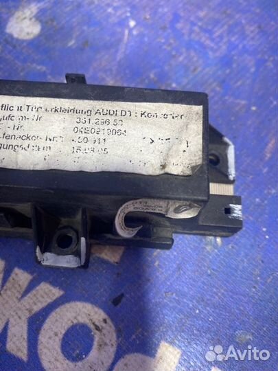 Блок управления подсветкой Audi A8D3 седан 2005