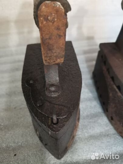 Старинный угольный утюг