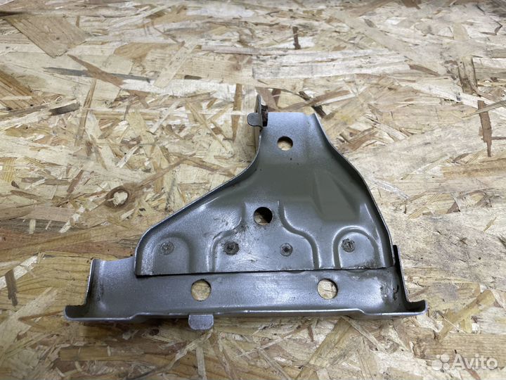 Кронштейн фары правый Toyota Land Cruiser 200