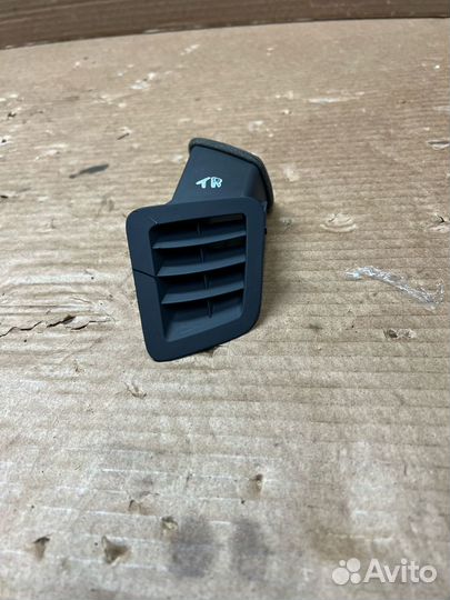 Правый дефлектор воздуховода в торпедуToyota LC200