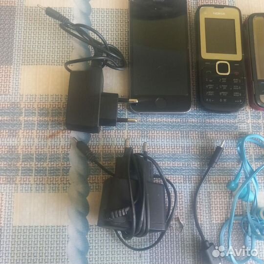 Мобильные телефоны,зарядки,гарнитуры