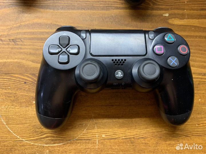 Sony PS4 slim 400GB + PS+Deluxe + UFC4