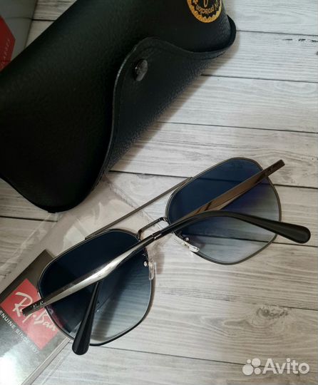 Солнцезащитные очки Ray - Ban RB3724D