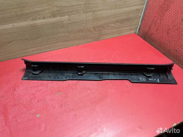 Накладка порога передняя левая Toyota Prius (ZVW30