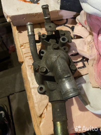 Помпа и корпус термостата с термостатом