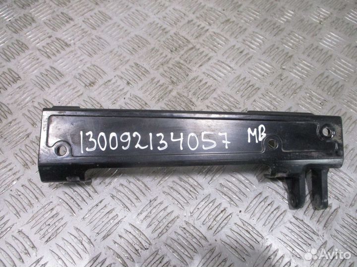 Кронштейн ручки капота левый Mercedes-Benz A941824